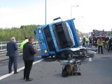 Son dakika İstanbulda feci kaza Kamyon, otomobilin üstüne devrildi