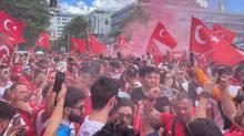 Berlinde heyecan dorukta Meydanda dev Türk bayrakları açıldı