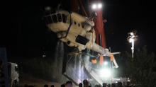 Helikopterin enkazı  başarıyla karaya çıkarıldı İşte o kareler