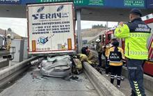 İstanbulda korkunç görüntü Otomobil TIRın altına girdi: 4 ölü