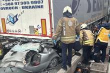 İstanbulda korkunç görüntü Otomobil TIRın altına girdi: 4 ölü