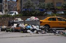 İzmirde işçilerin greve gitti Cadde eve sokaklarda çöp dağları oluştu