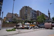 İzmirde işçilerin greve gitti Cadde eve sokaklarda çöp dağları oluştu
