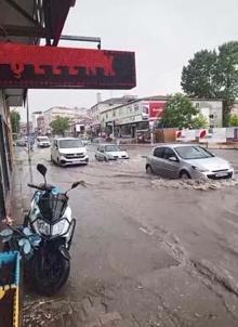 İstanbulu dolu ve yağmur vurdu Yollar göle döndü