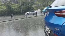 İstanbulu dolu ve yağmur vurdu Yollar göle döndü