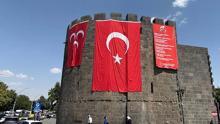 Diyarbakır surlarına MHP ve Türk bayrakları asıldı... İşte görüntüler