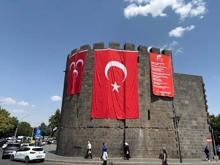 Diyarbakır surlarına MHP ve Türk bayrakları asıldı... İşte görüntüler