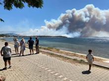 Çanakkalede yangın Alevler villalara sıçradı, vatandaşlar feribotlarla tahliye ediliyor