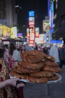 Times Meydanı’nda ‘Anadoludakiler’ rüzgarı: Türk çayı ve simidi ABD’lilerle buluştu