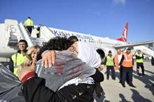 İsrailin alıkoyduğu aktivistleri Türkiyeye getiren uçak İstanbula ulaştı İşte o görüntüler