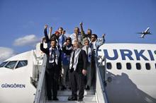 İsrailin alıkoyduğu aktivistleri Türkiyeye getiren uçak İstanbula ulaştı İşte o görüntüler