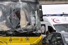 İETT otobüsü durağa daldı: 1 kişi altında kaldı Ölü ve yaralılar var