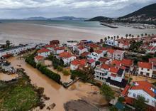 Foçayı sağanak vurdu Hayat durma noktasına geldi