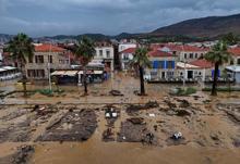 Foçayı sağanak vurdu Hayat durma noktasına geldi
