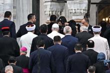 İstanbuldaki temasları süren Papa 14. Leo, Sultanahmet Camiine geldi