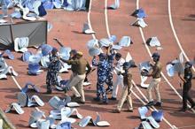 Messiyi görmek isteyen binlerce taraftar isyan etti Tribünler karıştı, sandalyeler havada uçtu: İşte o anlar