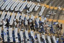 Messiyi görmek isteyen binlerce taraftar isyan etti Tribünler karıştı, sandalyeler havada uçtu: İşte o anlar