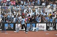 Messiyi görmek isteyen binlerce taraftar isyan etti Tribünler karıştı, sandalyeler havada uçtu: İşte o anlar