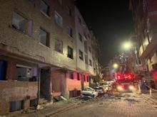 Binadan kopan beton parçaları arabaların üzerine düştü, sokağı savaş alanına çevirdi