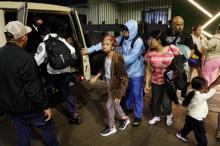 ABD Başkanı Trump tehdit etmişti Yoğun patlamaların yaşandığı Venezueladan ilk görüntüler