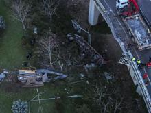 Uçan yolda can pazarı Metrelerce yükseklikte asılı kalan araçtan demir penselerle kurtarıldılar