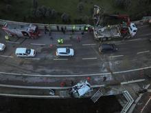 Uçan yolda can pazarı Metrelerce yükseklikte asılı kalan araçtan demir penselerle kurtarıldılar