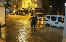 İzmir’de fırtına ve sağanak felaketi: Sokaklar göle döndü, 3 ilçede sular kesildi
