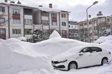 Kar 1 metreyi aştı, irtibat kesildi Kentte her yer buza dönüştü