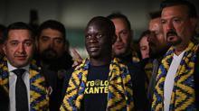Fenerbahçe taraftarları NGolo Kante için havalimanında