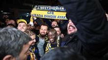 Fenerbahçe taraftarları NGolo Kante için havalimanında