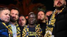 Fenerbahçe taraftarları NGolo Kante için havalimanında