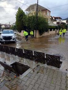 İzmir yine sele teslim Yollar göle döndü, hayat durma noktasına geldi
