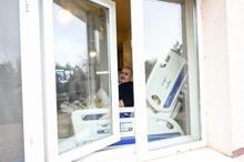 30 kişi tarafından evinden çıkarılan fil hastası, Ankaraya götürüldü /