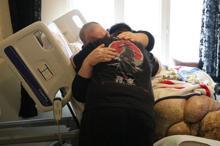 30 kişi tarafından evinden çıkarılan fil hastası, Ankaraya götürüldü /