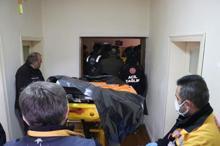 30 kişi tarafından evinden çıkarılan fil hastası, Ankaraya götürüldü /