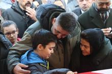 Öğrencisinin bıçakladığı Fatma öğretmen son yolculuğuna uğurlandı Çocuğu tabutun başından ayrılmadı