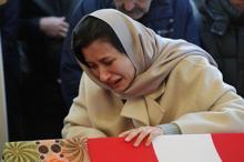 Öğrencisinin bıçakladığı Fatma öğretmen son yolculuğuna uğurlandı Çocuğu tabutun başından ayrılmadı