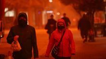 Yunanistan’da film sahnelerini aratmayan görüntü Gökyüzü kırmızıya büründü