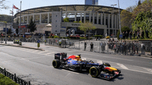 Formula 1 aracı İstanbul sokaklarında Japon pilot gösteri sürüşü yaptı