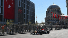 Formula 1 aracı İstanbul sokaklarında Japon pilot gösteri sürüşü yaptı