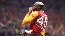 Fotoğraflarla Victor Osimhenden Fenerbahçeye sargı göndermesi