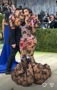 Geceye damga vurdu: Cardi B, 2026 Met Galaya bağırsak olarak katıldı