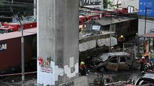 Bangkok’ta yük treni yolcu otobüsüne çarptı Korkunç görüntüler...