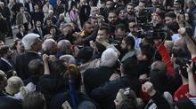 CHP’liler mutlak butlan kararı sonrası genel merkezde toplandı