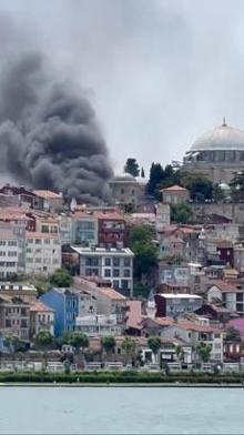 Fatihte binadaki yangın araçlara sıçradı