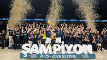 Fenerbahçe Bekoda kaptan Melih Mahmutoğlundan De Coloya jest İşte şampiyonluk fotoğrafları
