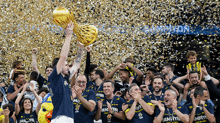 Fenerbahçe Bekoda kaptan Melih Mahmutoğlundan De Coloya jest İşte şampiyonluk fotoğrafları