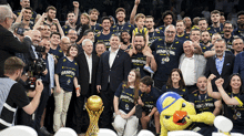 Fenerbahçe Bekoda kaptan Melih Mahmutoğlundan De Coloya jest İşte şampiyonluk fotoğrafları