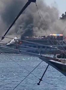 Fethiye’de koydaki tekne alev aldı 115 yolcu suya atladı