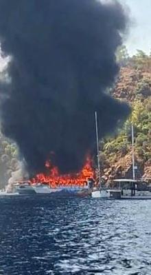 Fethiye’de koydaki tekne alev aldı 115 yolcu suya atladı